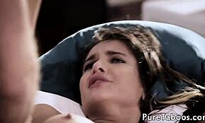 נערה 18+ חמודה רוכבת על הזין של אבא חורג חזק