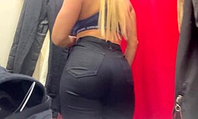 Veldig sexy trange bukser prøves i prøverom! 😍