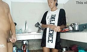 哇，我的继妹紧屁股准备好我的鸡巴了！😈