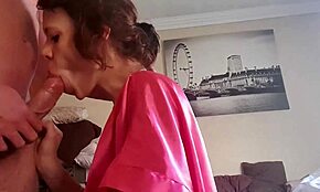 Tidig morgon liten mamma ger slarvig blowjob och handjob tills cumshot