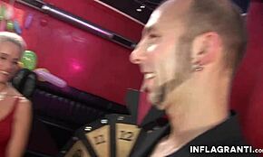 Mec se sent sauvage cul joué en gangbang