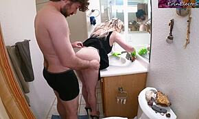 Mačeha dobi trdo pojebano med drgnjenjem umivalnika v kopalnici