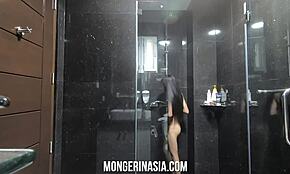 마른 18세가 거대한 자지에 의해 세게 박혀