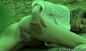 Klassig Eurobabe fingrar sig själv utomhus i en fantastisk uppvisning