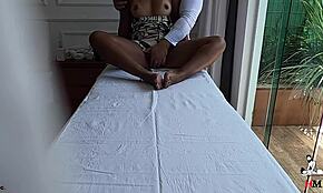 대박! 숨겨진 카메라가 에보니 젊은 여자를 탄트라 마사지에서 잡아