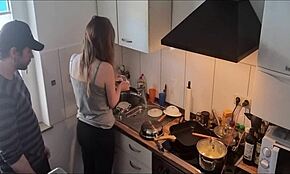 دعها تحدث - نيك مفاجئ للأخت غير الشقيقة وهي نائمة