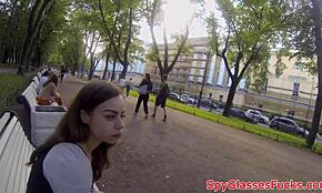 Gizli kamera Avrupalı güzeli emerken ve eğilirken POV sikiş yakalıyor