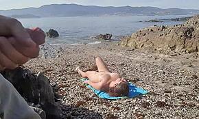 Exhib montre sa bite à milf nudiste sur plage