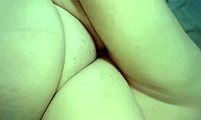 Короткий 13см член долбит ББВ жену сыро боком с большой жопой и огромными сиськами!