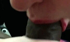 هل تصدق هذا الشفط بالأحمر الشفاه عن قرب على زب عملاق؟ كم عمق يمكنني الوصول؟