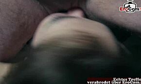 Hej, chceš vidieť túto zlobivú mladú v pančuchách, ako berie anal POV?