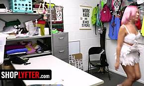 Gadis seksi ditangkap curi gula-gula dalam kostum Halloween skimpy