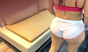 Rejtett kamera veszi a mostohatestvérem hatalmas seggét átlátszó bugyiban, miközben tévét néz