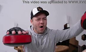 ملاكمة شابة دينيريس تواجه الإذلال في مباراة جماعية.