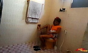 Поймал свою латиноамериканскую падчерицу, она трогала себя в ванной, так что взял ее тугую задницу