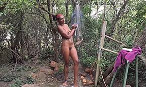 Indiase schoonheid neemt een gewaagde naakte douche buiten bij een openbaar resort