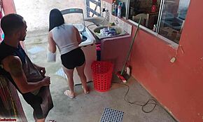 Ο αφεντικός έφυγε και η ξανθιά καμαριέρα δεν άντεξε να ρουφήξει το μεγάλο μου καυλί