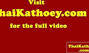 Ta ljubka azijska ladyboy amaterka draži v nogavicah za solo zabavo