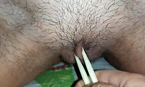 Man, jag onanerar hennes håriga fitta med sushi-pinnar, det är vilt! 😜