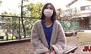 已婚女人在公园大胆闪露自己