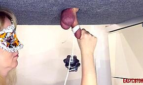 Przyrodnia siostra bawi się kutasem na desce do dojenia, wiszące przedmioty na perwersyjną zabawę - Annycandy Painboy