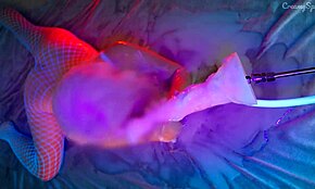 สาวบลอนด์ร้อนในถุงน่องขาวครางดังในแอ่งน้ำกามกับควยใหญ่ถึงจุดสุดยอด! 😍