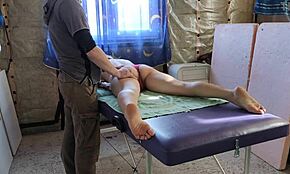 Sasha Grein สาวผมแดงจองนวด แต่เขาถอดเสื้อผ้าออก วอยเยอร์แคมจับได้เขาลูบหีขนของเธอใน 4K