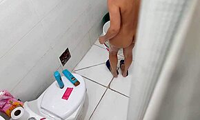 Mengintip Dia Mandi Selepas Sekolah Rasanya Sangat Licik