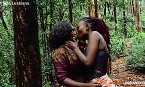 Afrikanske amatør lesbiske bliver vilde udendørs i skoven!