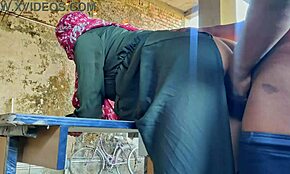 Vau! Jebem lepo žensko v zapuščeni stavbi!