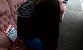 나쁜 브루넷 틴 18+ 레일라, 야외 공원에서 오줌 싸