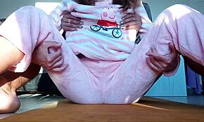 Настоящее домашнее дразнение с маленькими 18+ сиськами и мокрой киской на показе