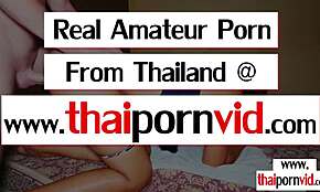 Magere Thaise tiener 18+ Eve voelt zich overweldigd bij het hanteren van grote witte lul tijdens massage