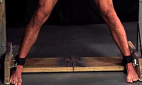 Подтянутый твинк связан и используется в жестком БДСМ