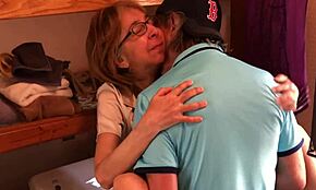 Milf sexy cède au voisin dans la buanderie