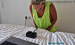 Blonde MILF sieht sich selbst auf Sybian Sexmaschine reiten verrückt! 😍