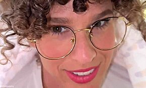 Madrastra se pone sucia exhibiéndose delante de tu amigo