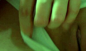 Perversni moški liže ženino sočno pičko, dokler ne krči od intenzivnega orgazma