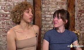 Zungen- und Finger-Spiel mit Julie & Nicki und wilden Toys