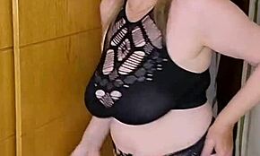 Patteknulning af fyldig milf MariaOld er uforglemmelig!