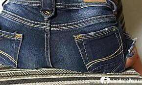 Guarda la cute teen 18+ che stuzzica la figa con la lingua in primo piano