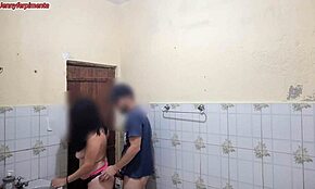 Jong stel doet voorspel in publieke bar