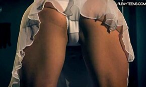 Gymnaste amateur danse nue en robe blanche pour le plaisir