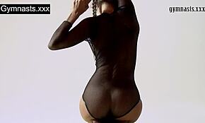 ماروسيا ميشتا، الجمبازية الساخنة، تظهر مهارات بهلوانية