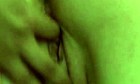 Lesbienne en lingerie Aiden Ashley doigtée fort en gros plan