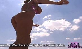 Poglej Mindy z ogromnimi sisi, ki se sleče gola v javnosti. Totalna sanjska punca, ki razkazuje vse.