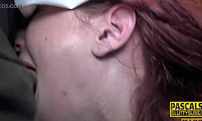 لا أصدق كيف تأخذ هذه الفتاة النحيفة الحمراء عمل حلق قاسي فتيش.