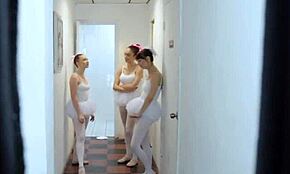 3 راقصات باليه 18+ يشاركن زب عملاق في جماع جماعي