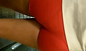 Horúca dievča s pekným zadkom v tesných šortkách nakupuje vonku