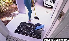 Heiße asiatische junge Frau als Dienstmädchen, bereit deinen Dreck zu putzen!